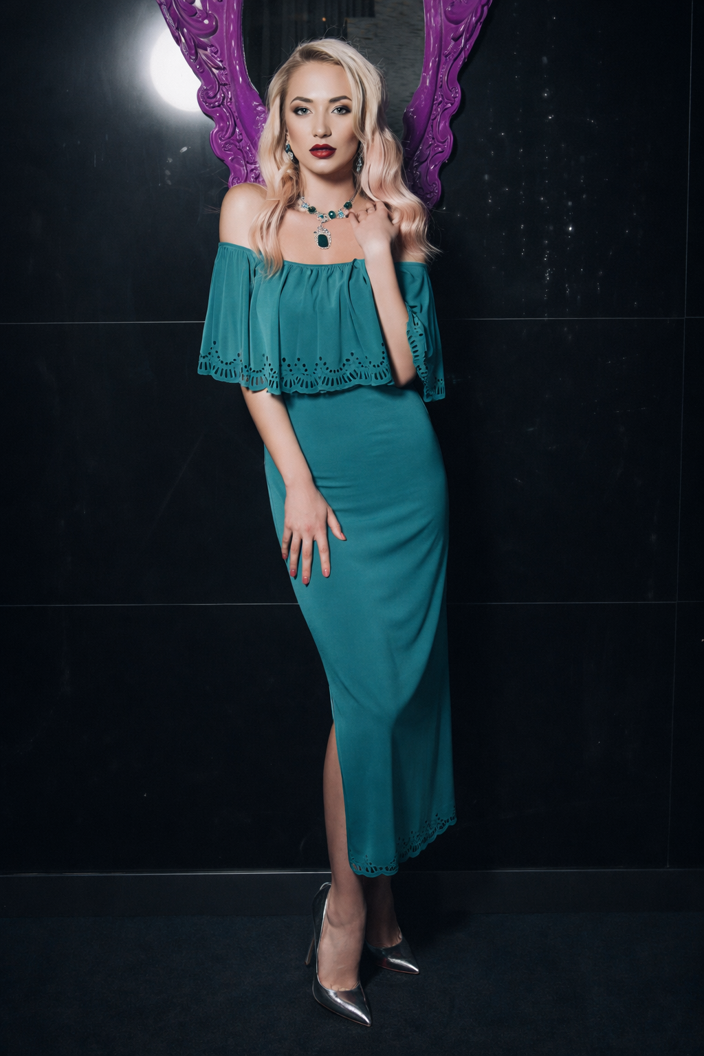 Платье в пол с открытыми плечами и воланом 33137