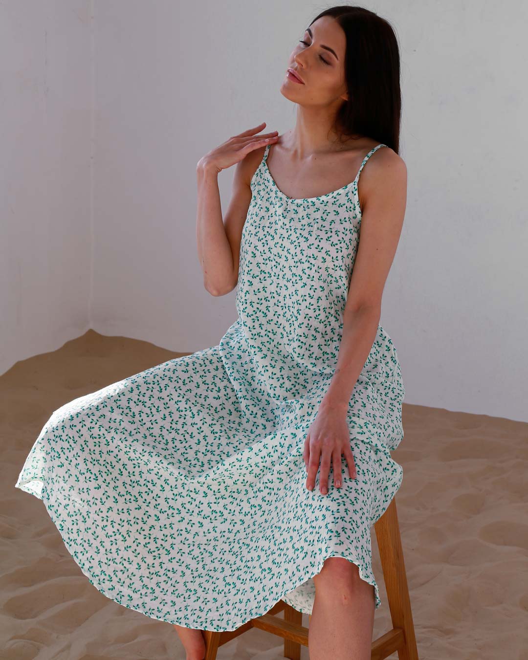 Летний зеленый сарафан миди из муслина на бретелях 55988
