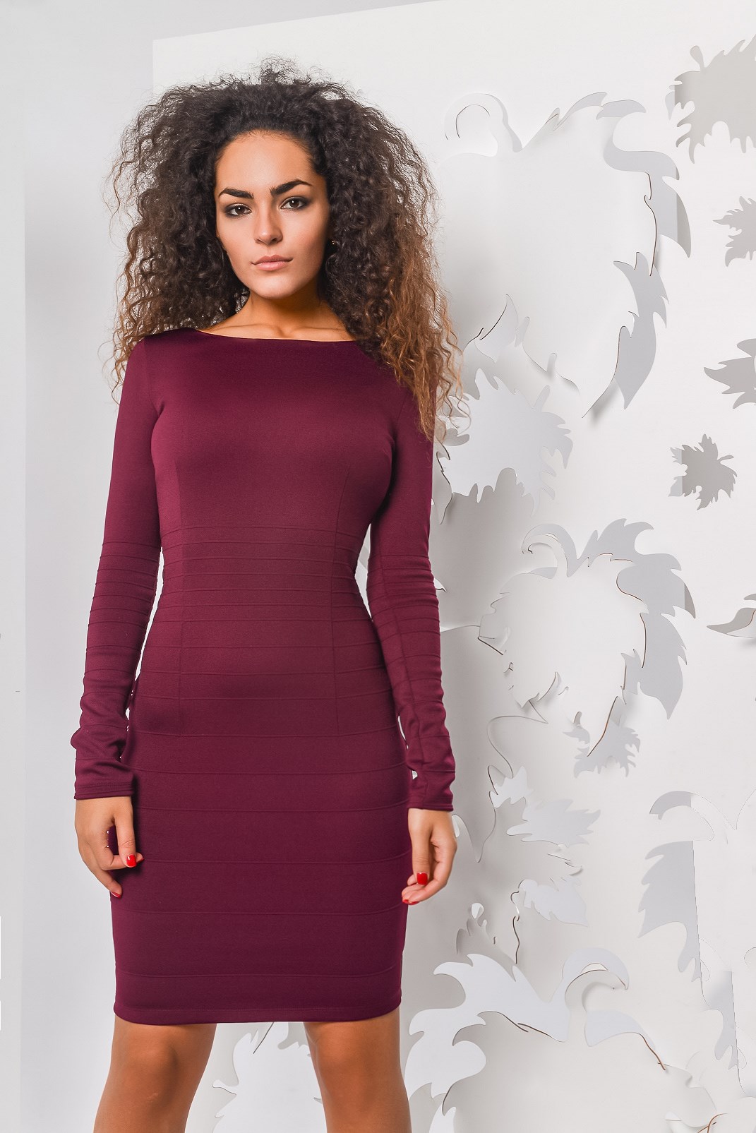 Облегающее платье марсала с длинным рукавом 28696