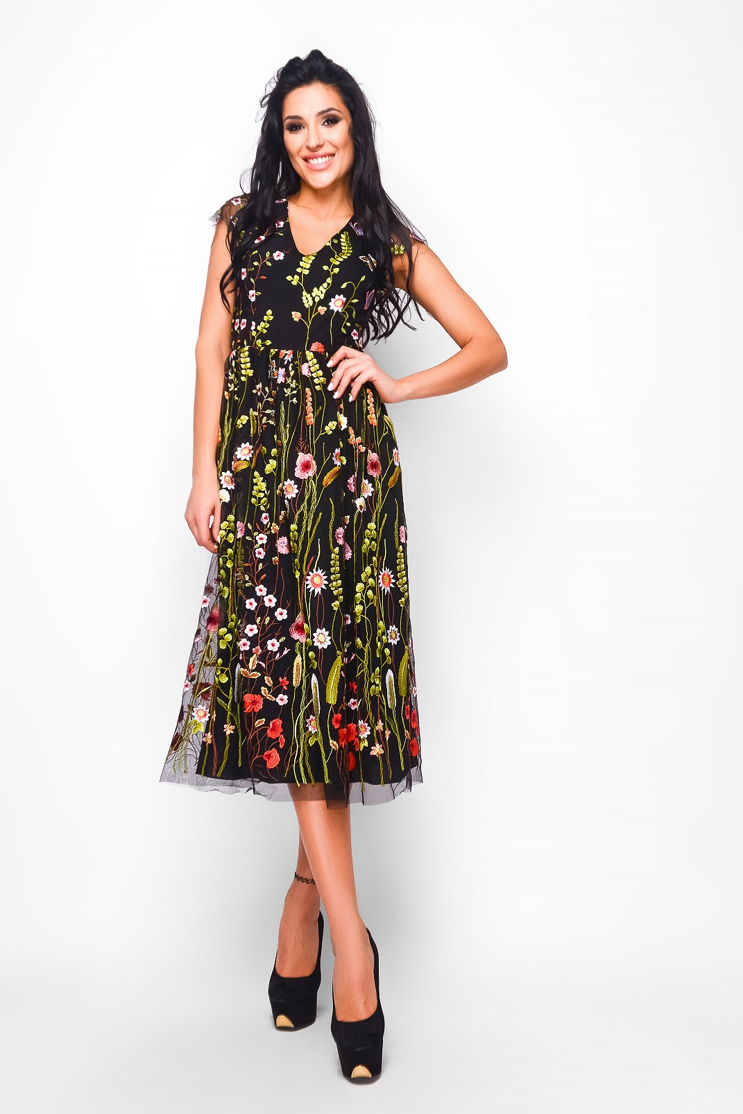 Черное платье с разноцветной цветочной вышивкой 29144