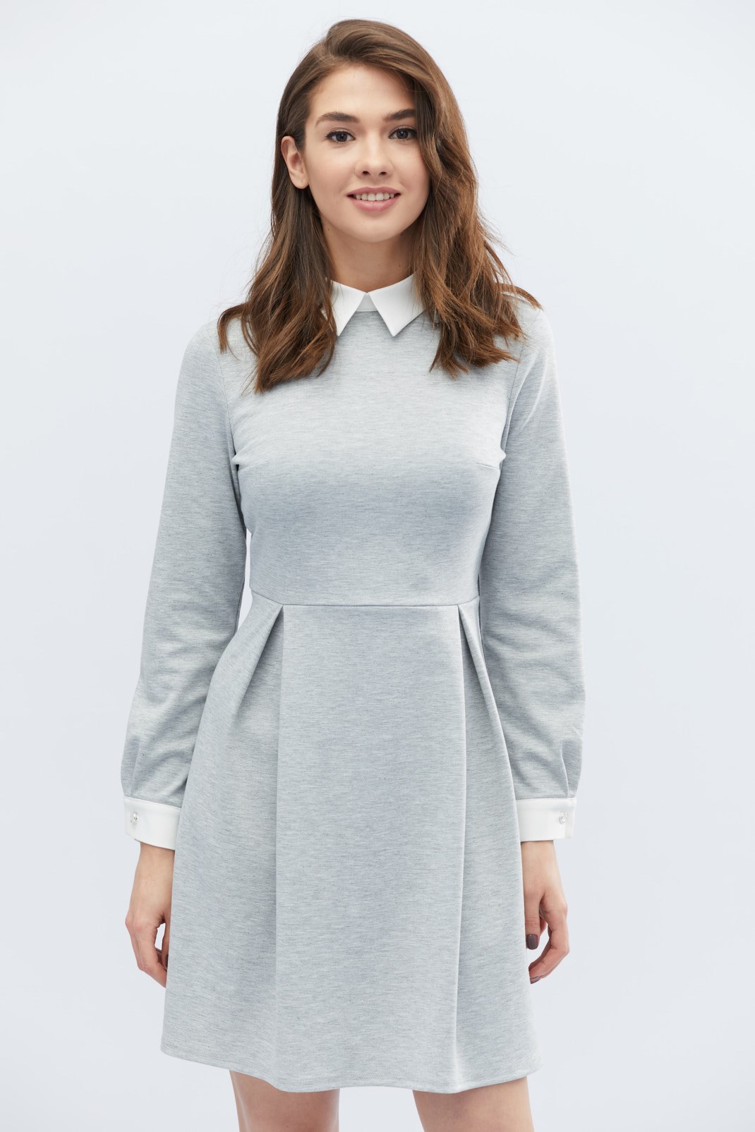 Серое платье с отложным воротником и манжетами 32601