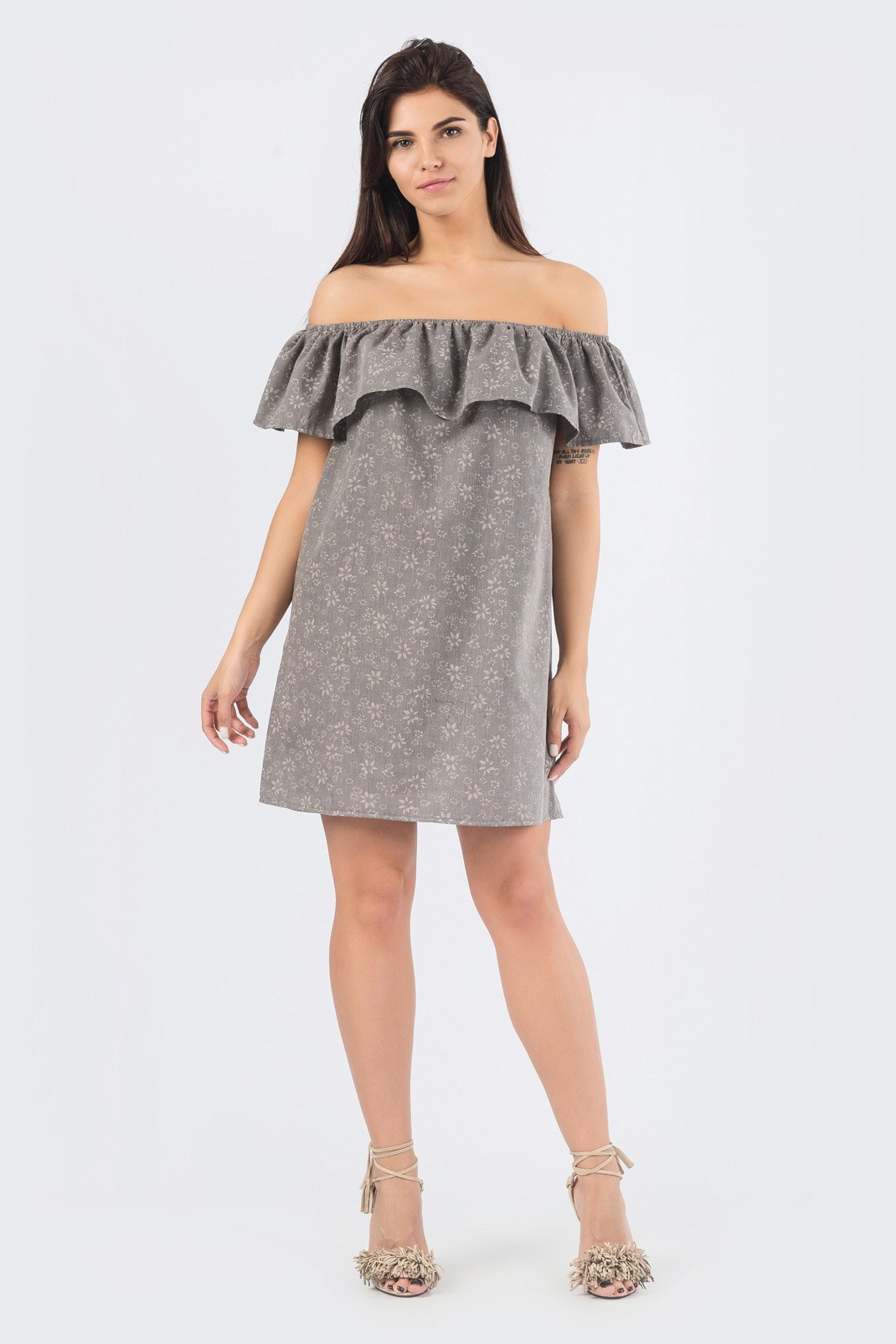 Летнее серое платье с открытыми плечами и воланом 33694