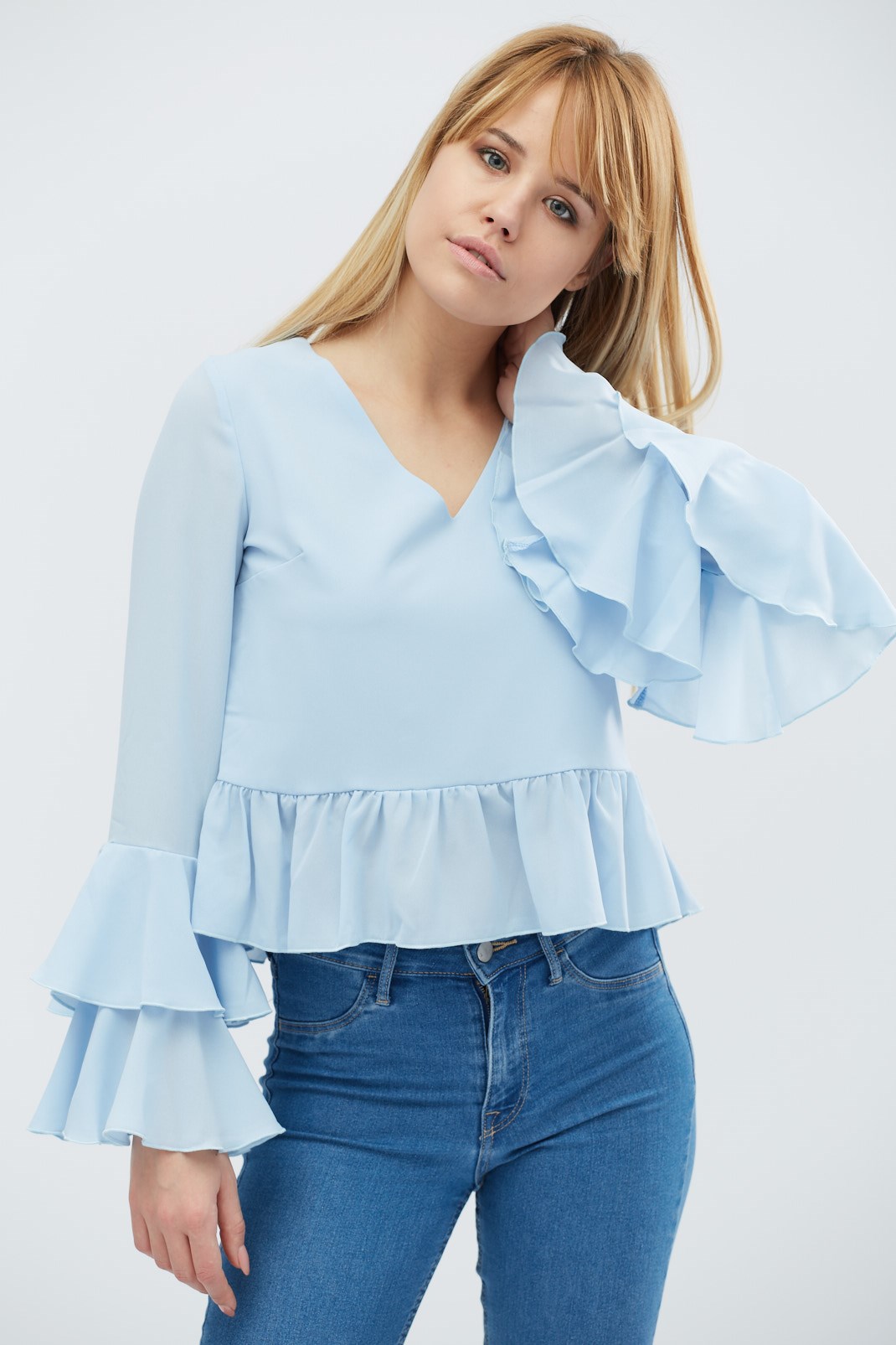 Однотонная голубая блузка с рюшами 27401