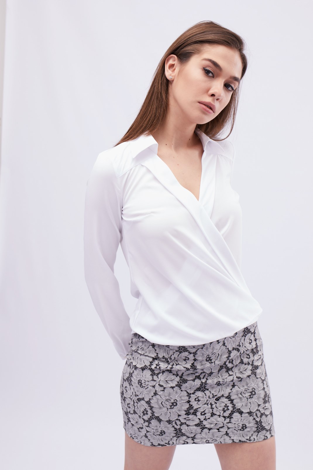 Элегантная белая блузка с декольте 32559