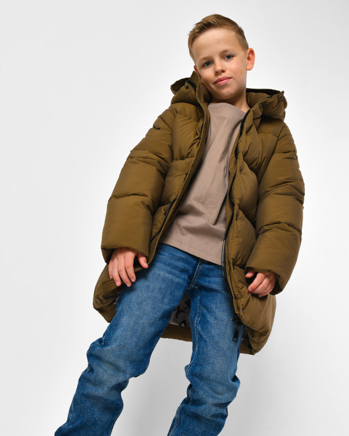 Классический зимний пуховик для мальчика цвета хаки 56306