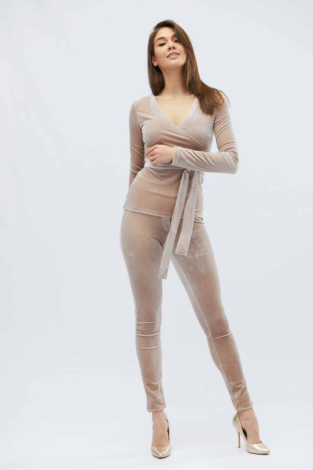 Роскошный бежевый костюм из мягкого велюра 32485