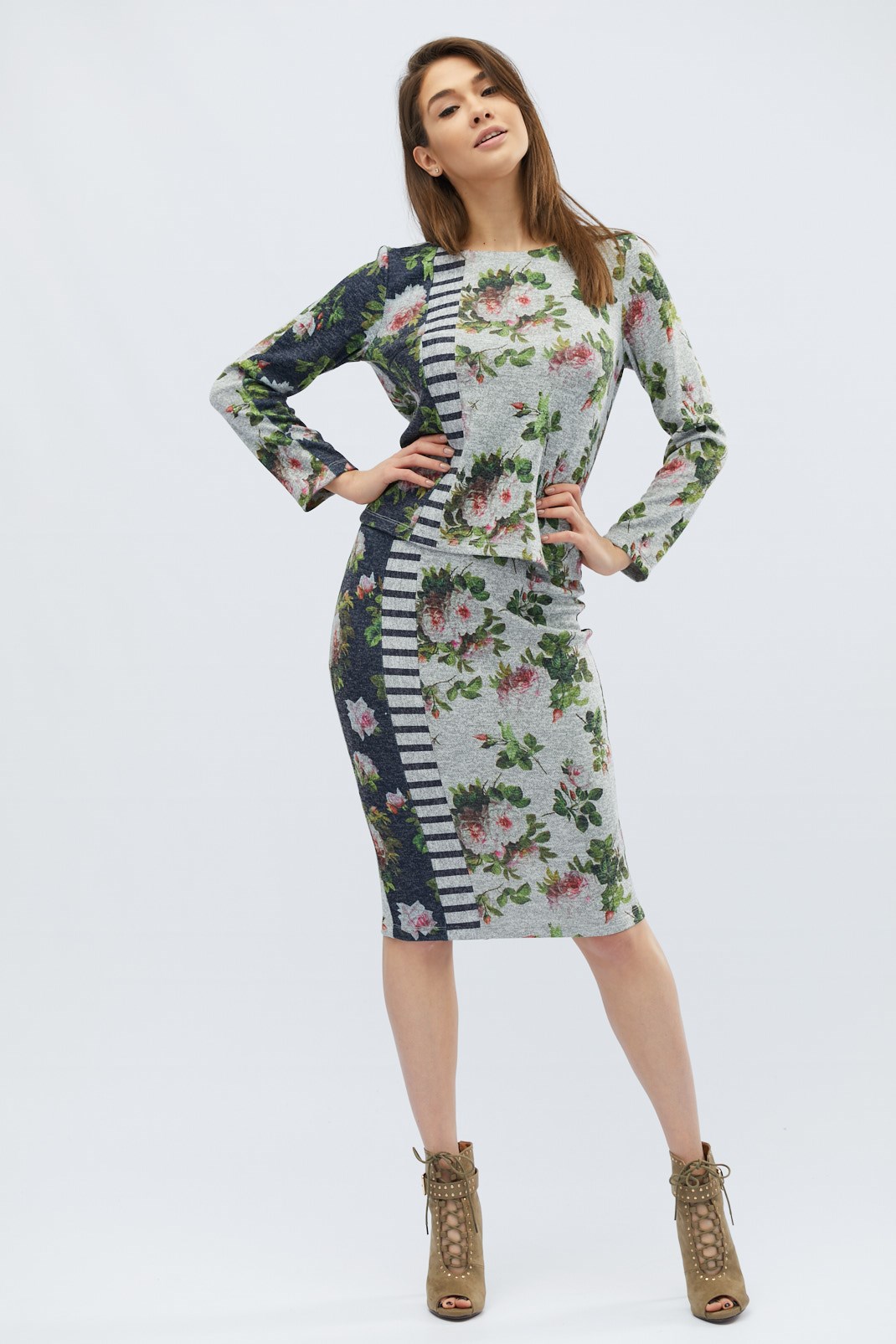 Серый костюм в цветочек 32488