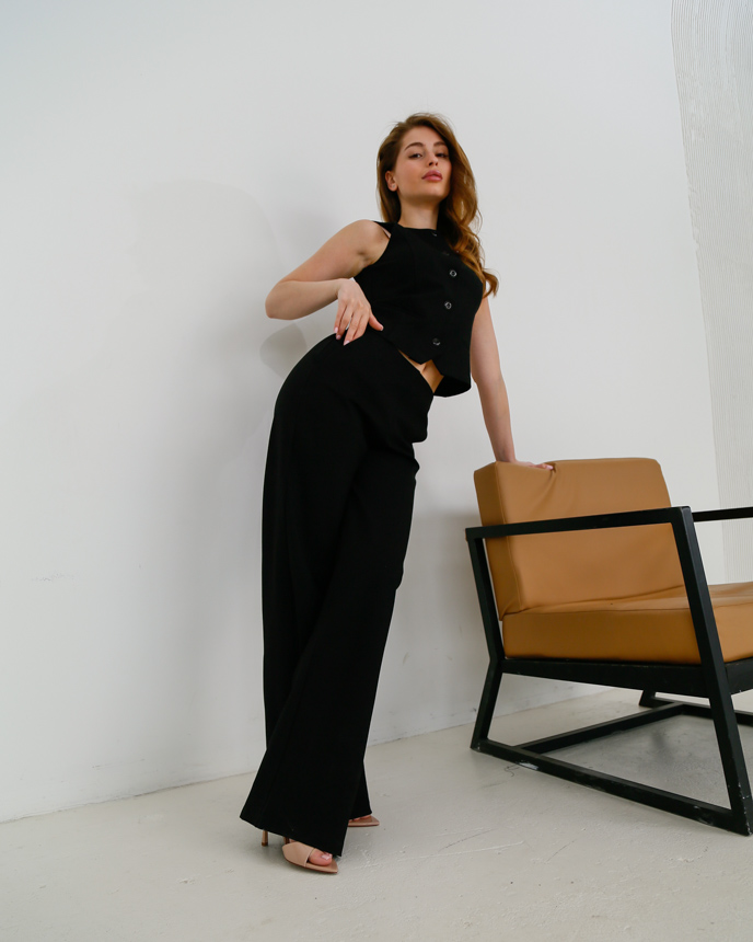 Изысканный женский брючный костюм черного цвета 56154