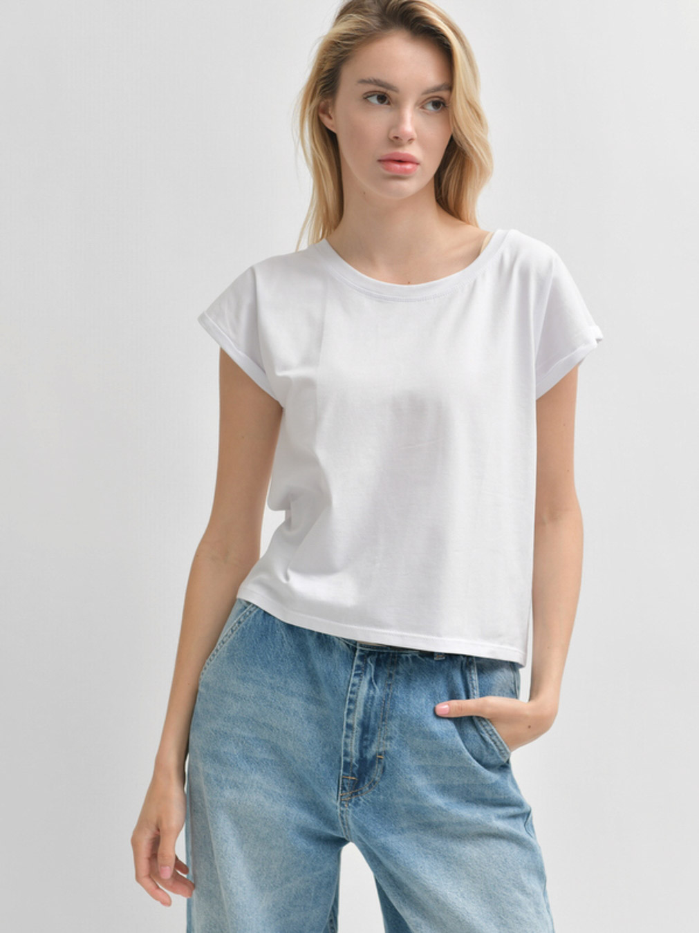 Базовый женский белый топ с короткими рукавами 55397