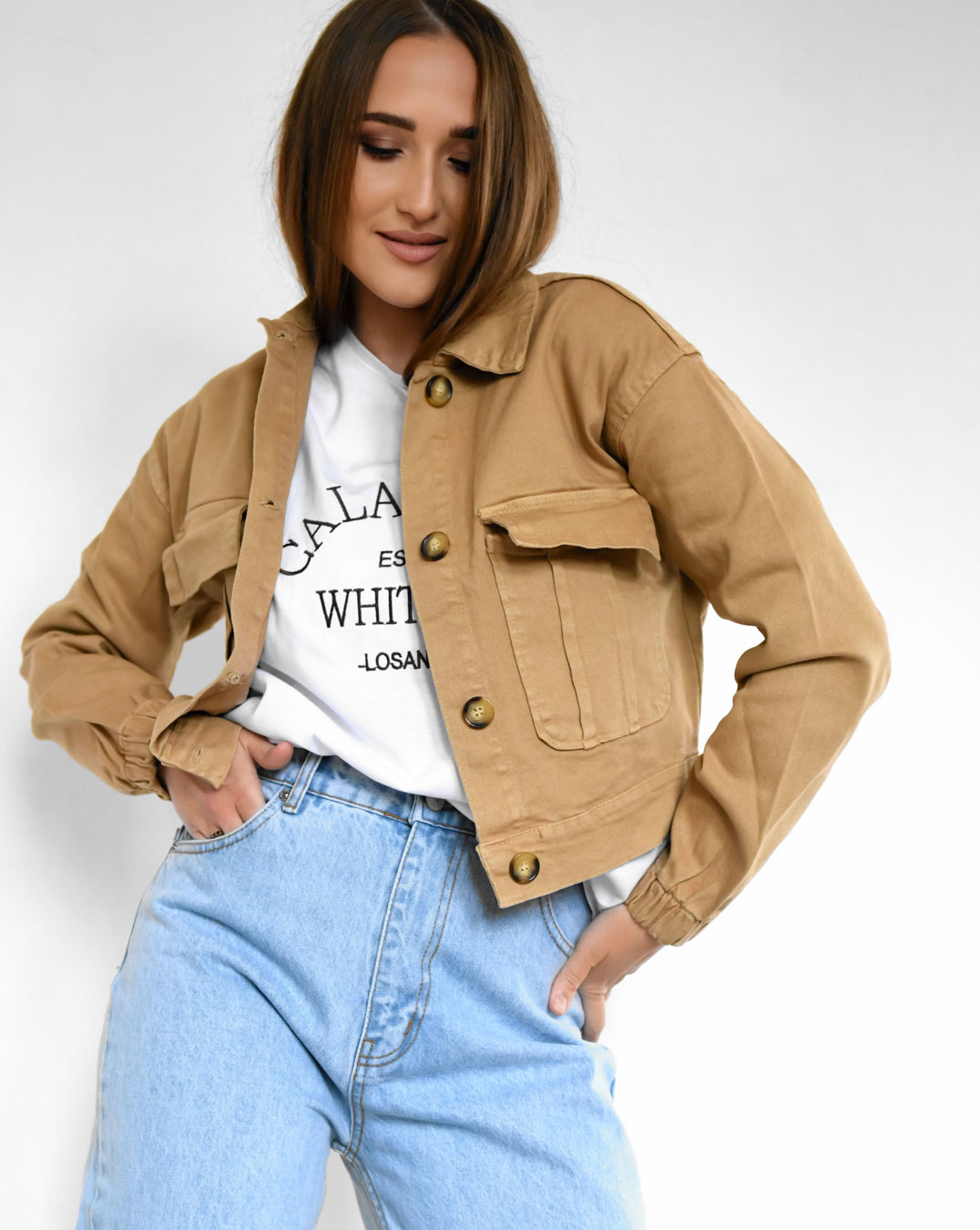 Короткая бежевая джинсовая куртка 55157