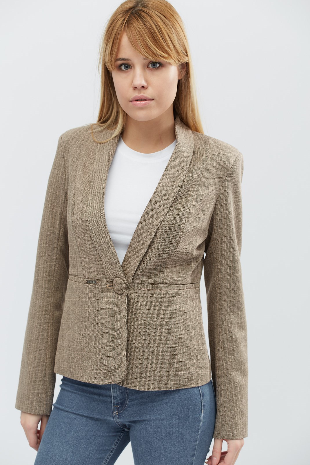 Женский коричневый жакет приталенного силуэта 32310